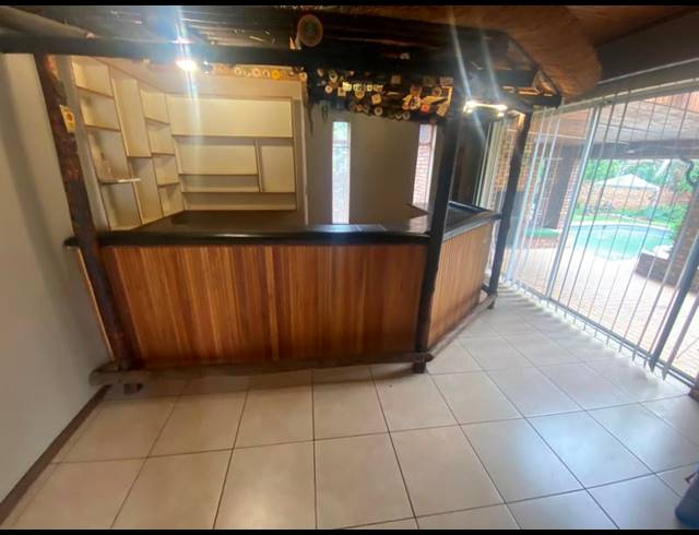 6 BEDROOM HOUSE FOR SALE IN CLUBVILLE